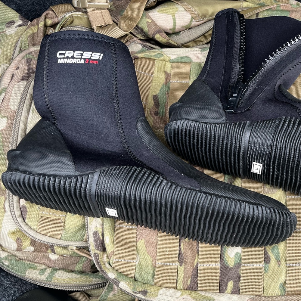 CRESSI DIVE BOOTS *LIKE NEW CONDITION*